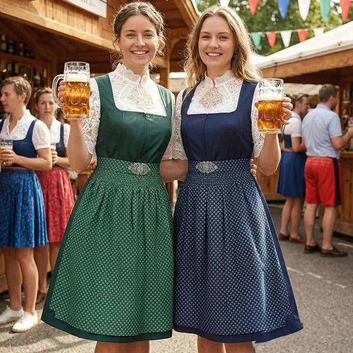 Zwei Frauen in grünem und blauem Dirndl-Set mit Spitzenbluse auf dem Oktoberfest