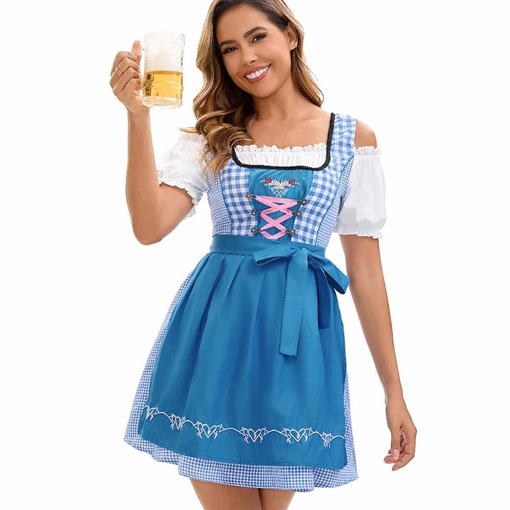 Frau im Dirndl Kleid mit Bierkrug und blauer Schürze