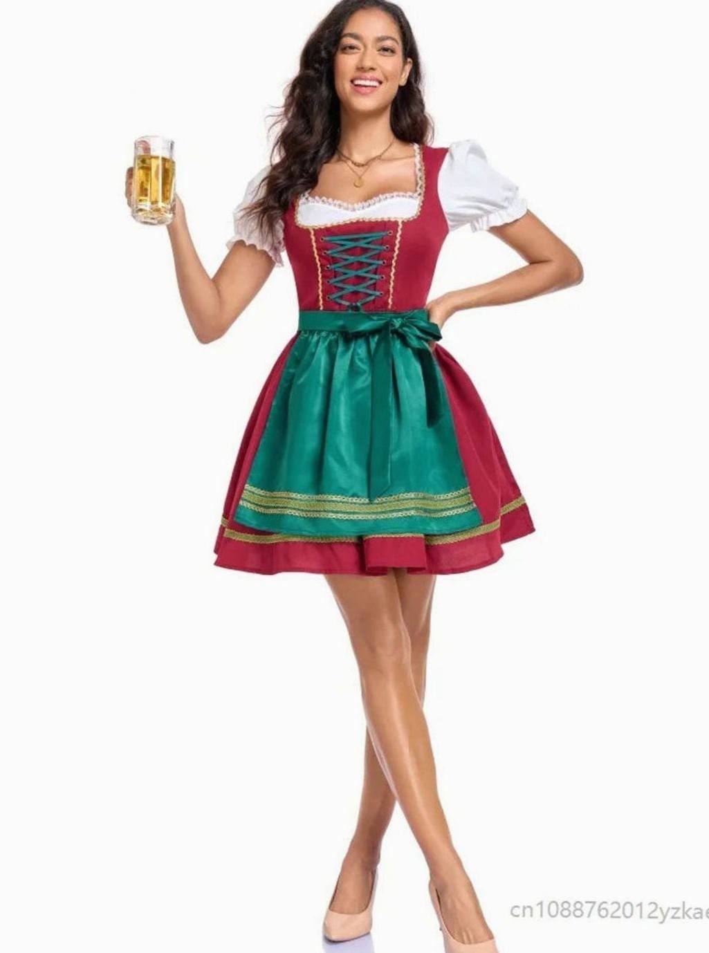 Lächelnde Frau im Dirndlkleid mit Bierkrug, rot-grüne Schürzenkombination
