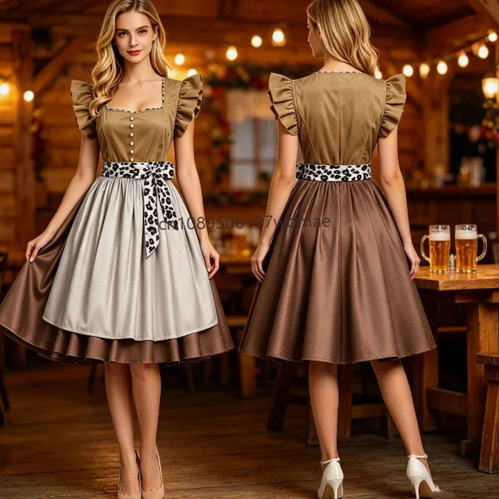 Dirndlkleid mit Rüschenärmeln und Leoparden-Schürzenband in urig dekorierter Wirtsstube