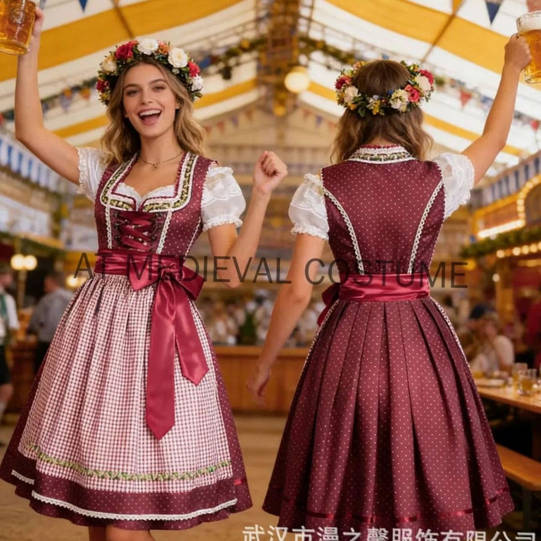 Bordeauxrotes Dirndl mit Blumenkranz und weißer Rüschenbluse auf dem Oktoberfest