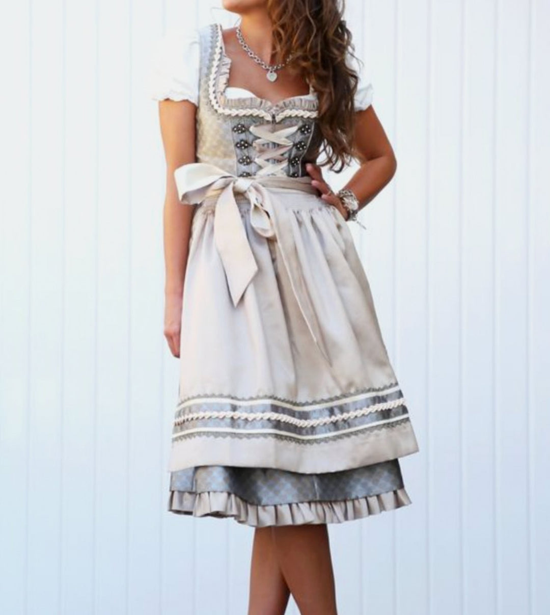 Dirndlkleid in Beige-Grau mit Schnürung und cremefarbener Schürze zum Oktoberfest