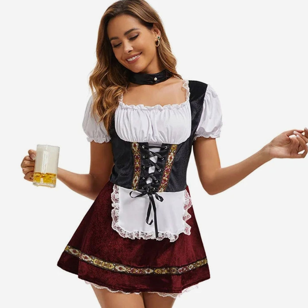 Dirndl-Kostüm in Weinrot mit Puffärmeln und Korsettschnürung, Modell mit Bierkrug