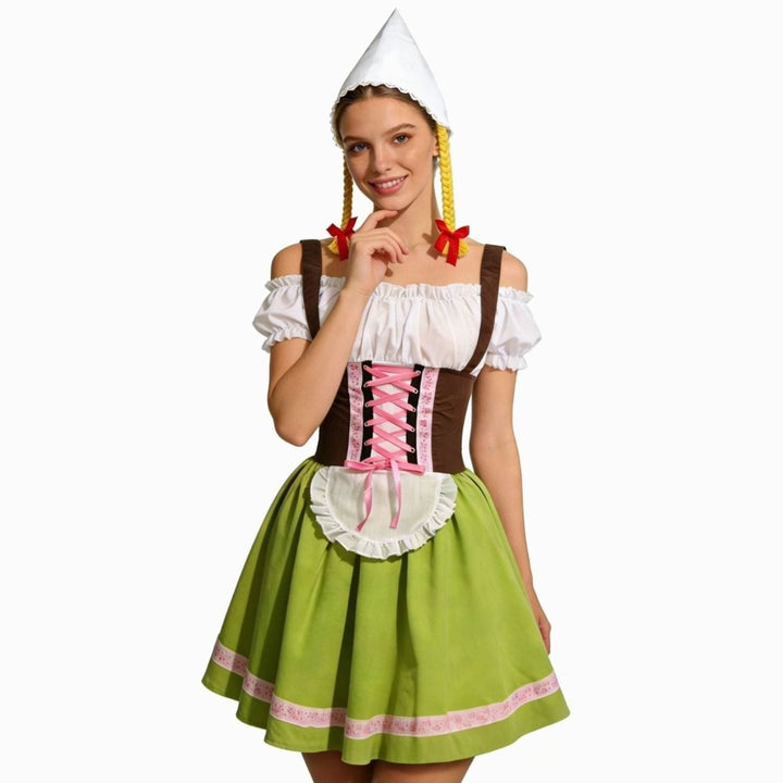 Grünes Dirndl mit brauner Schnürung und weißer Rüschenbluse, Zipfelmütze
