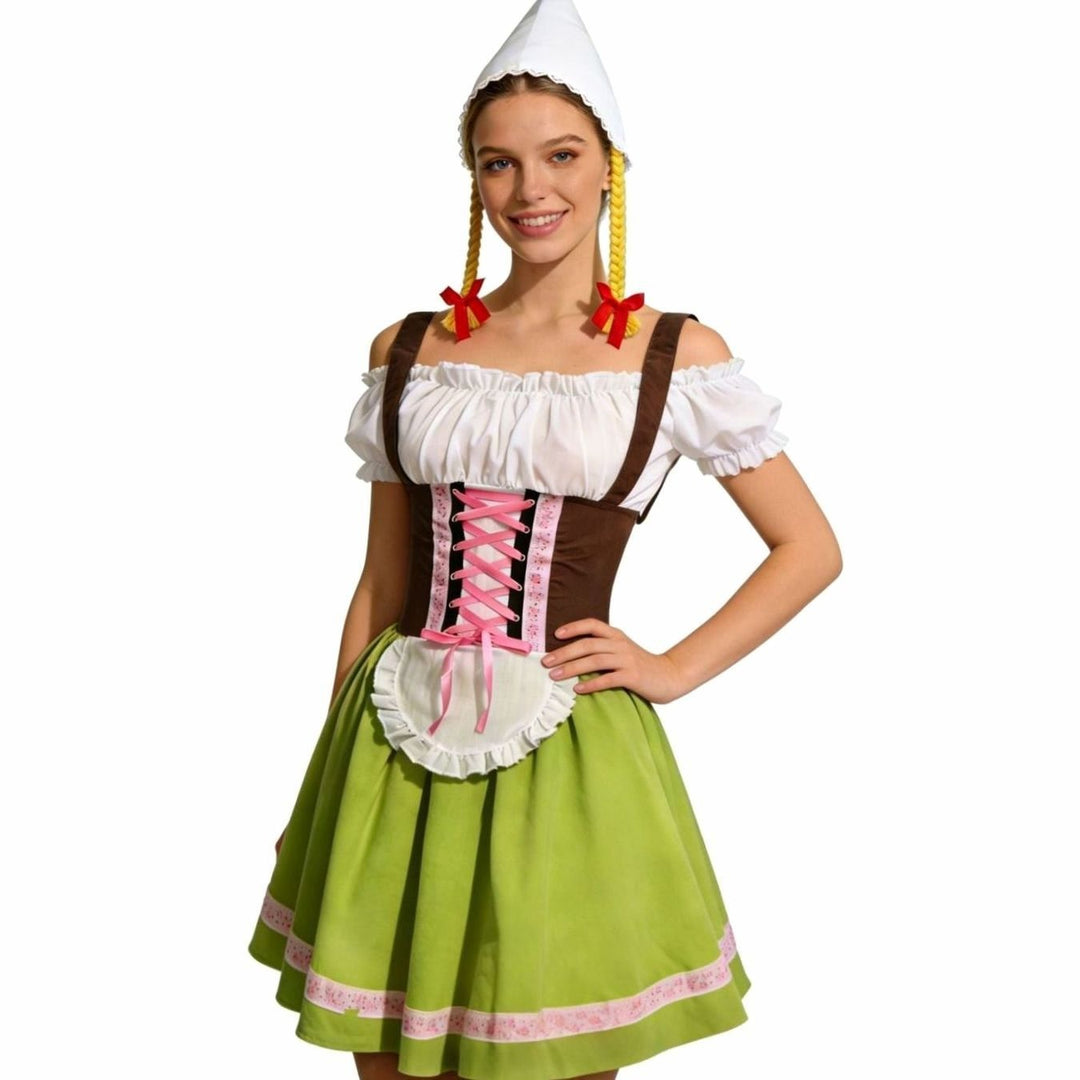 Dirndlkleid mit rosa Schnürkorsage und grünem Rock, Hand in Hüfte