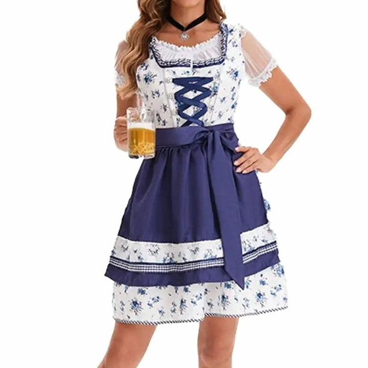 Blau-weißes Blumendirndl mit dunkelblauer Schürze und Schleife