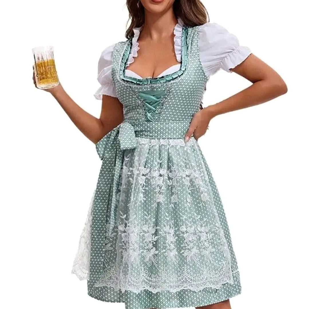 Mintgrünes gemustertes Dirndl mit weißer Spitzenschürze, schulterfrei