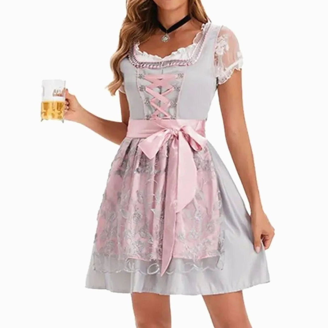 Graues Dirndl mit rosa Schleife und floraler Spitzenschürze