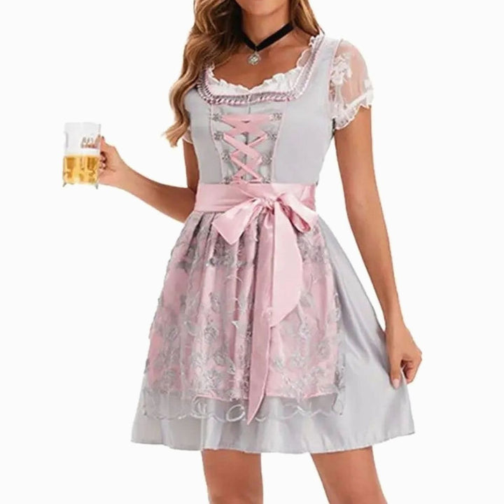 Graues Dirndl mit rosa Schleife und floraler Spitzenschürze