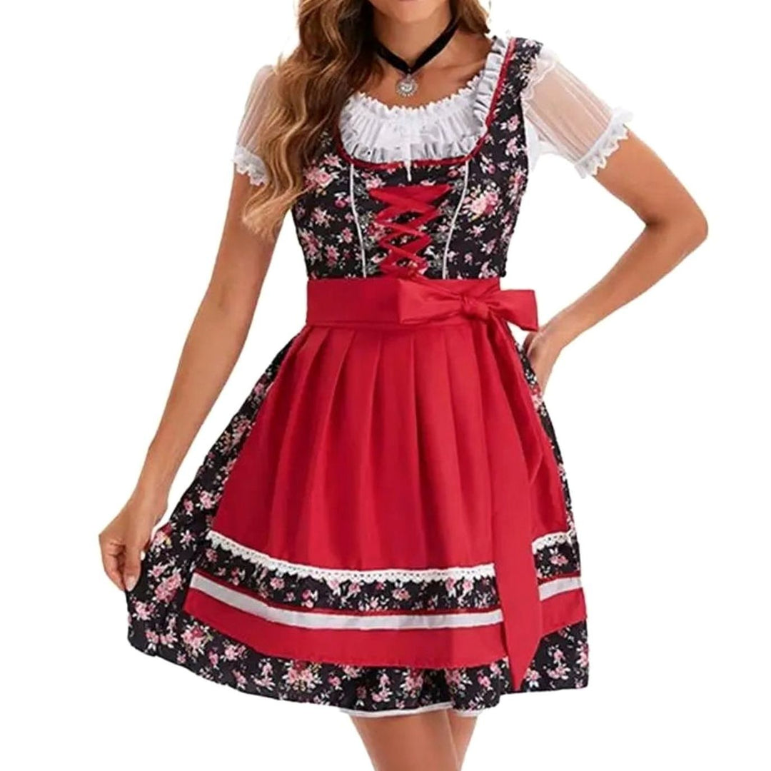 Rot-schwarzes Blumendirndl mit roter Schürze und Schleife