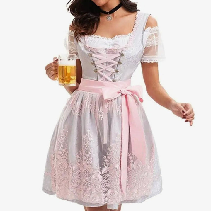 Weißes Dirndl mit rosa Schleife und floraler Spitzenschürze