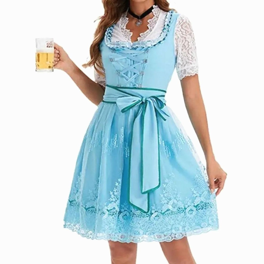 Hellblaues Dirndl mit Spitzenbesatz und grüner Schleife