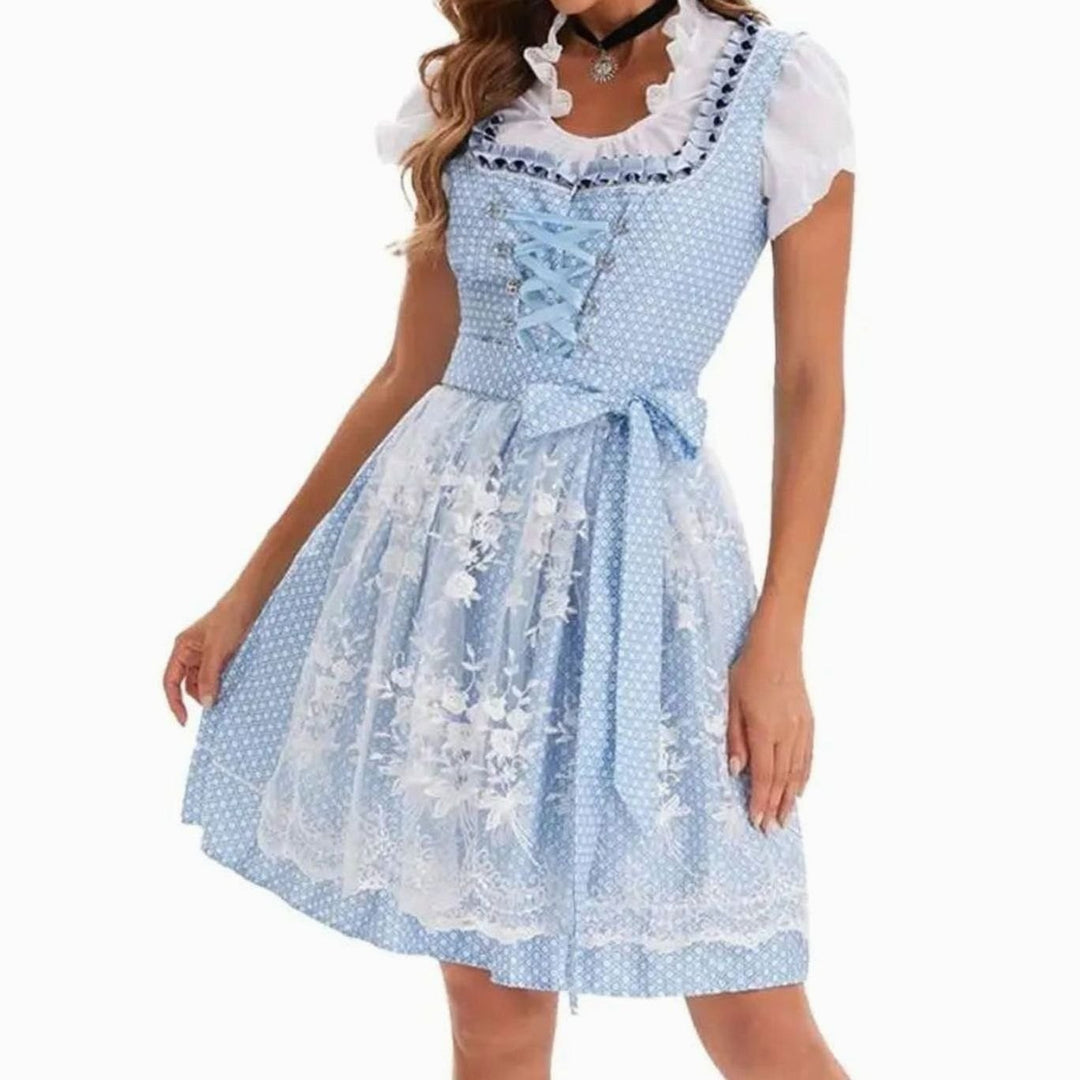 Hellblaues Dirndl mit weißer Spitzenschürze und Schnürung