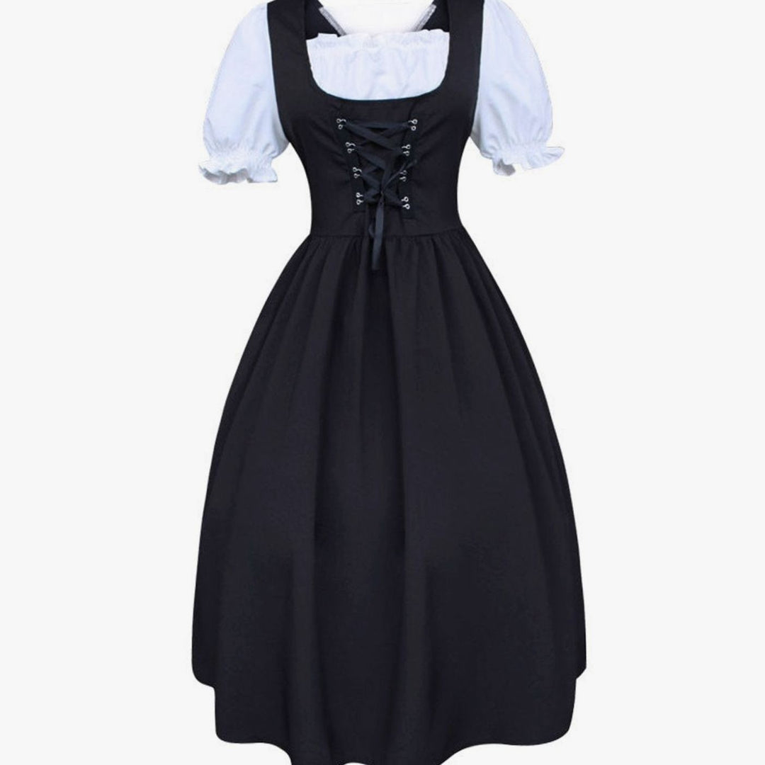 Schwarzes Trachtenkleid mit Schnürkorsage und weißer Bluse, Frontansicht
