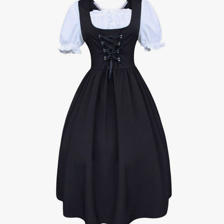 Schwarzes Trachtenkleid mit Schnürkorsage und weißer Bluse, Frontansicht