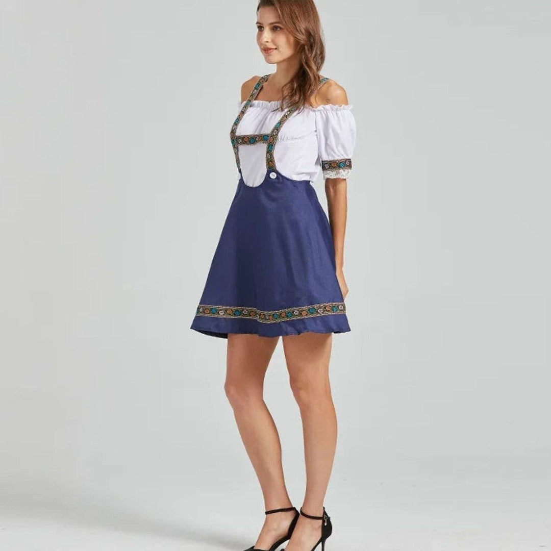 Seitenansicht Carmenbluse mit blumenbestickten Trägern und blauem Rock