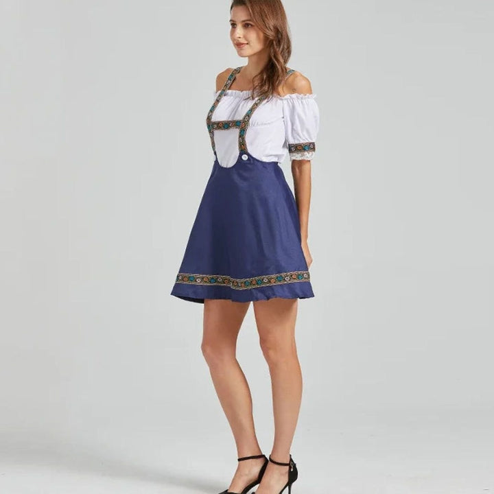 Seitenansicht Carmenbluse mit blumenbestickten Trägern und blauem Rock