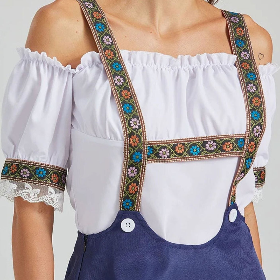 Detailansicht der floral bestickten Träger auf weißer Carmenbluse