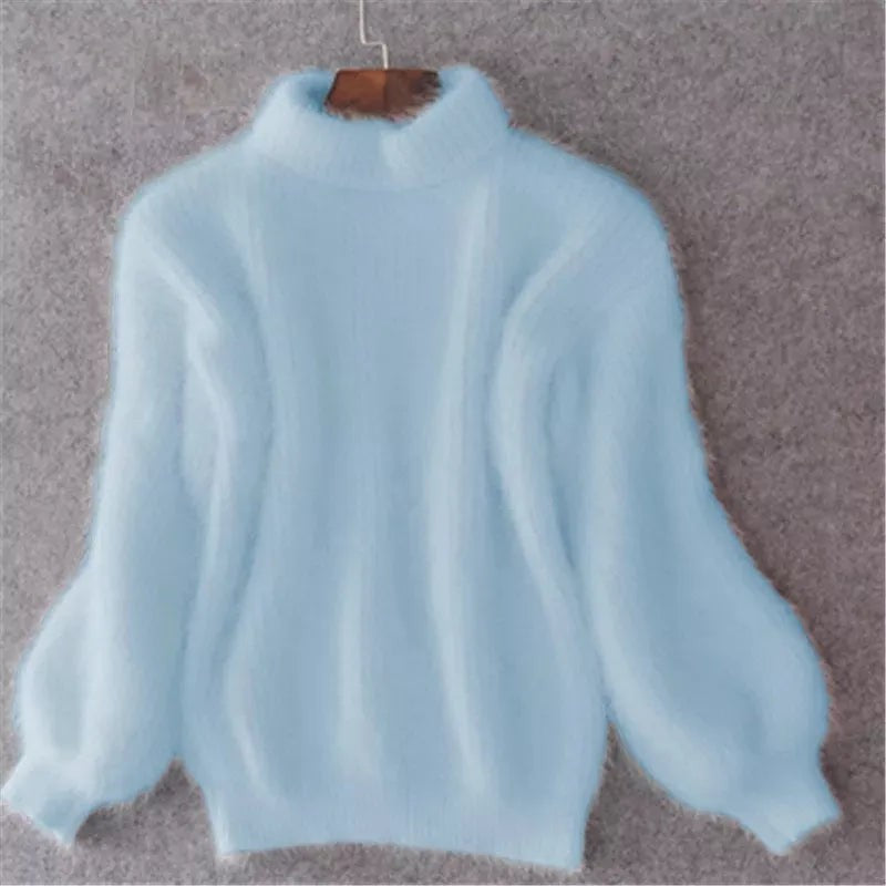 Hellblauer Flauschpullover mit Stehkragen und Ballonärmeln auf Kleiderbügel