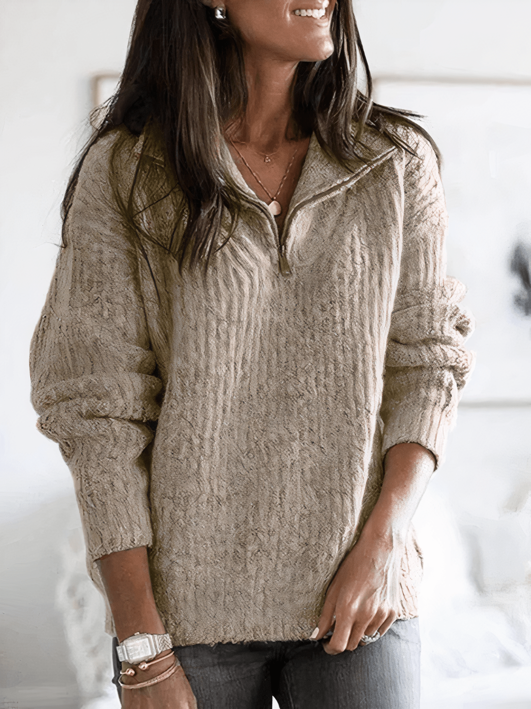 Sandfarbener Oversize-Pullover mit Stehkragen und Reißverschluss-Detail