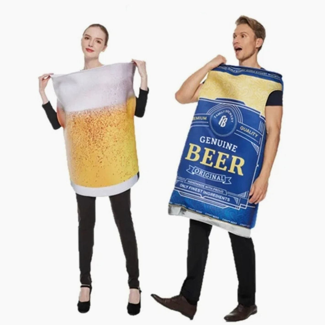 Paar in lustigem Bierkostüm mit Bierglas- und Bierdosen-Design für Karneval