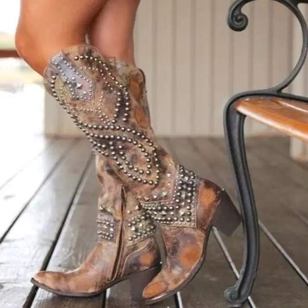 Kniehohe Western-Stiefel in Vintage-Braun mit Nieten und Blockabsatz