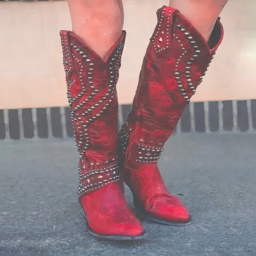 Rote Western-Stiefeletten mit silbernen Nieten und spitzer Zehenform