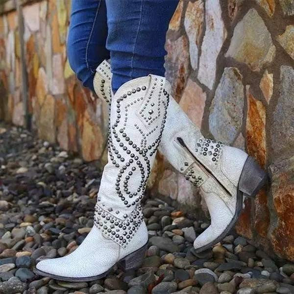 Weiße Cowboystiefel mit Nietenverzierung und Used-Look-Leder