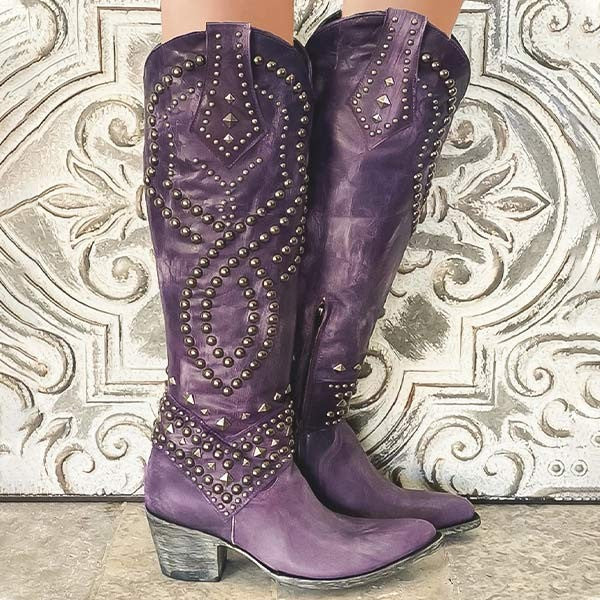 Violette Kniestiefel mit Nietenbesatz und markantem Westernabsatz