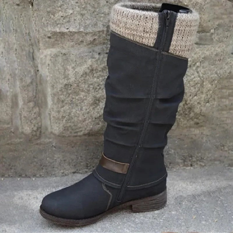 Schwarzer Stiefel mit Strickmanschette und seitlichem Reißverschluss