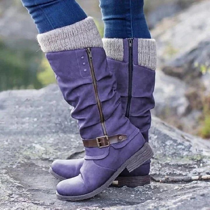 Violetter Stiefel mit Strickbündchen und Reißverschlussdetail
