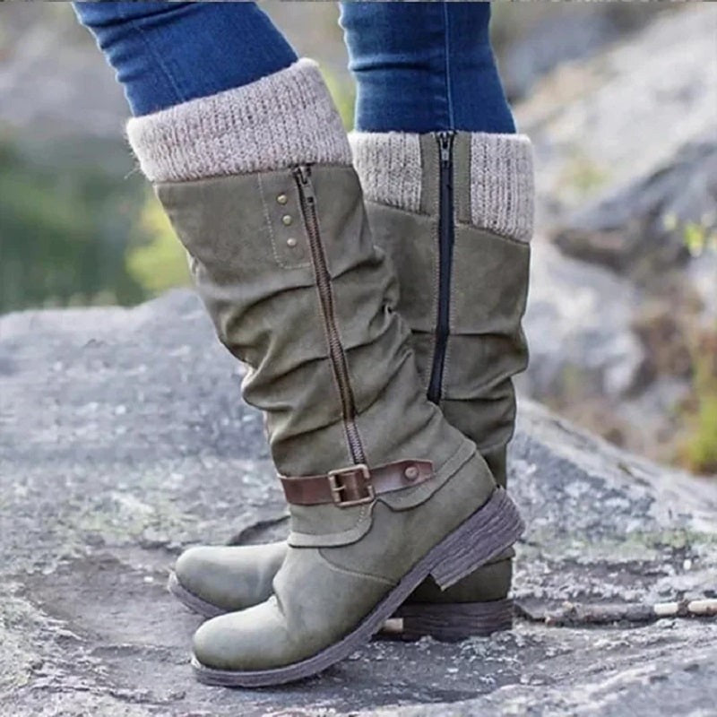 Grüner Wildlederstiefel mit Strickmanschette an Modellbeinen