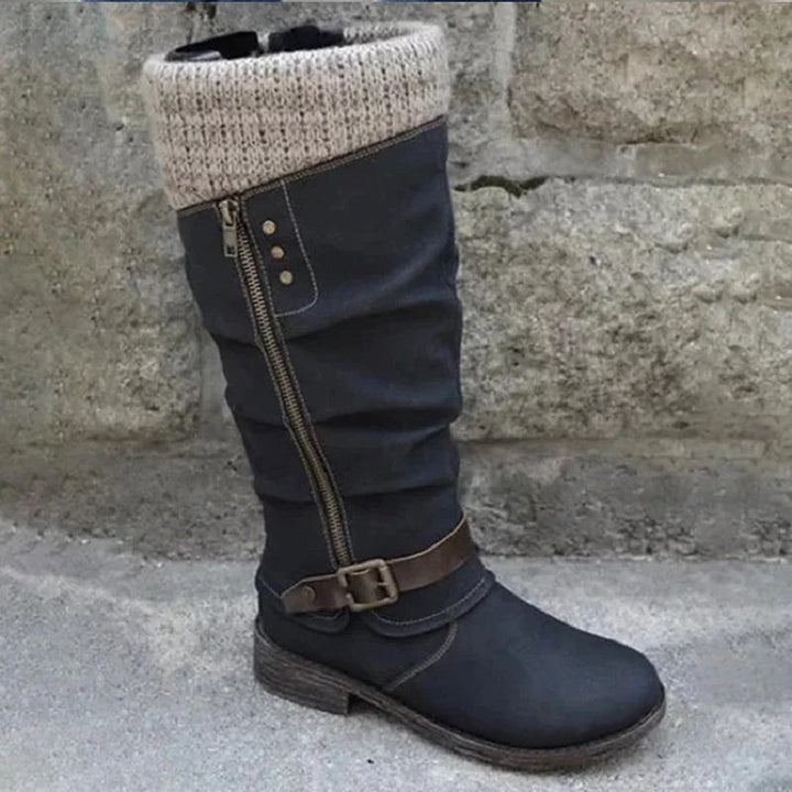 Dunkelblauer Kniestiefel mit Strickbündchen und Schnallenriemen