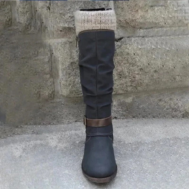 Kniehoher Stiefel in Schwarz mit gerafftem Schaft und Zierschnalle