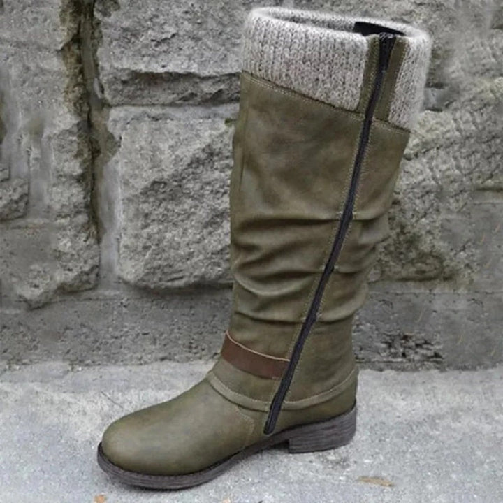Olivgrüner Stiefel mit Strickmanschette und braunem Riemen