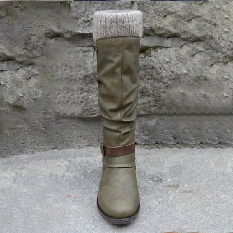 Olivgrüner Stiefel mit Strickbündchen von vorne fotografiert