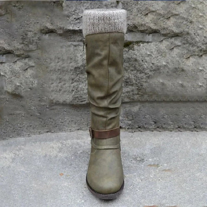 Olivgrüner Stiefel mit Strickbündchen von vorne fotografiert