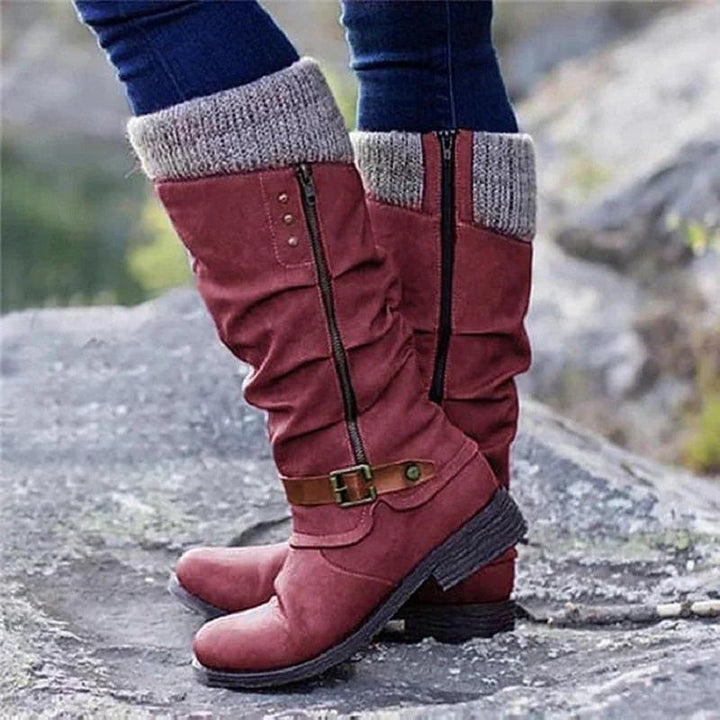 Roter Kniestiefel mit Strickmanschette und Schnallendetail