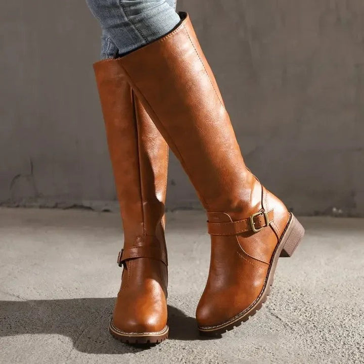 Cognacfarbene Kniehohe Stiefel mit Schnallendetail und robuster Profilsohle