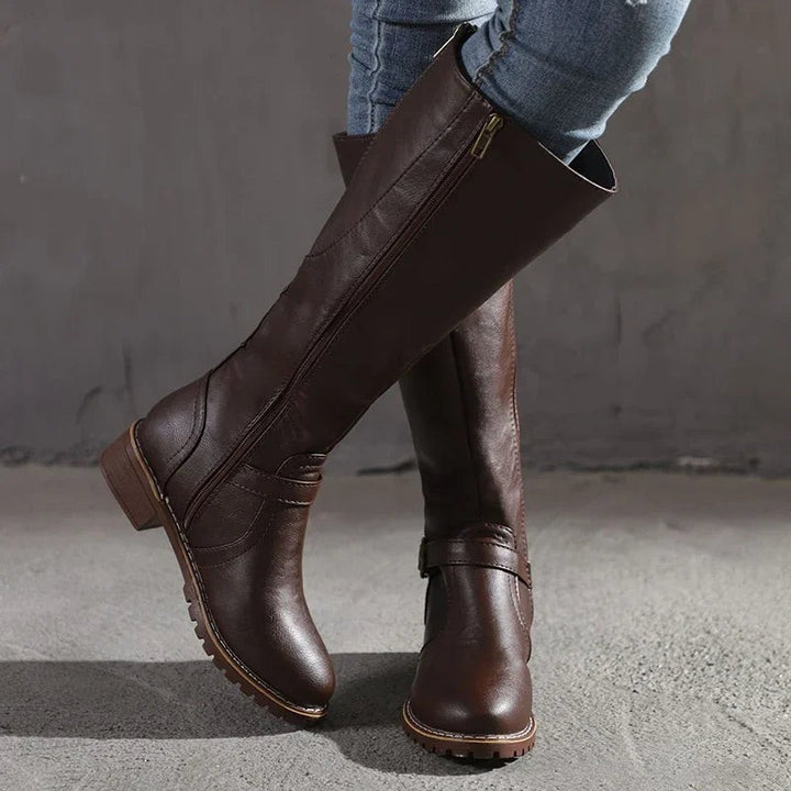Braune Lederstiefel mit seitlichem Reißverschluss und dekorativer Schnalle