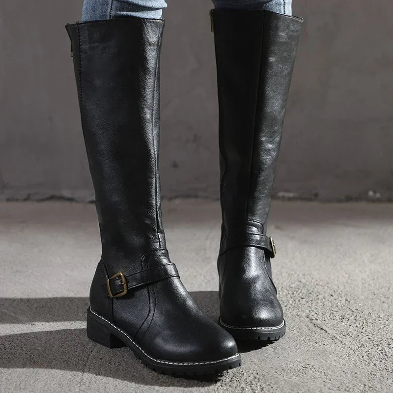 Schwarze Kniehohe Damenstiefel mit Schnalle und stabilem Blockabsatz
