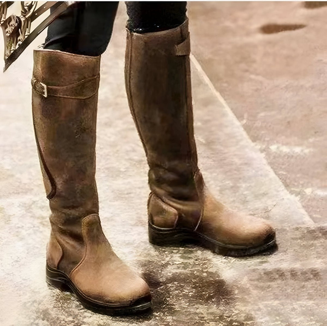 Kniehohe Lederstiefel in Vintage-Braun mit Riemen, seitliche Nahaufnahme