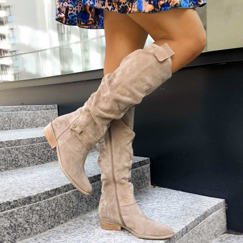 Kniehohe Stiefel aus Wildleder in Taupe mit Blockabsatz und Riemendetail