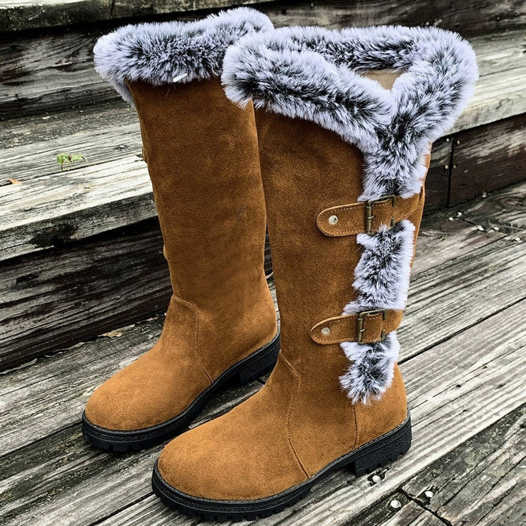 Cognacfarbene Kniestiefel mit Kunstfellabschluss und Schnallenapplikation