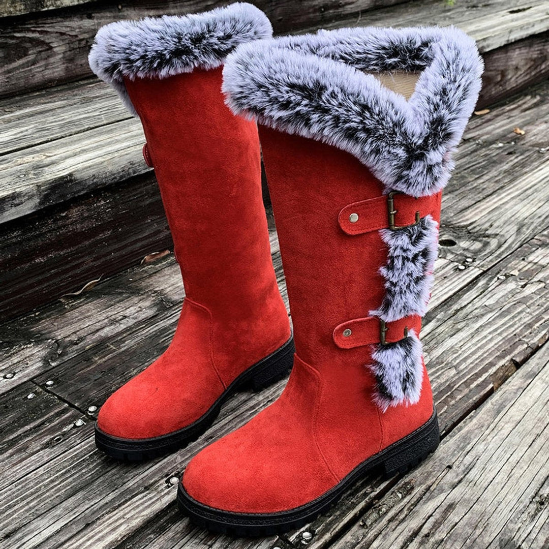 Rote Winterstiefel mit weichem Plüschbesatz und Schnallendetails am Schaft