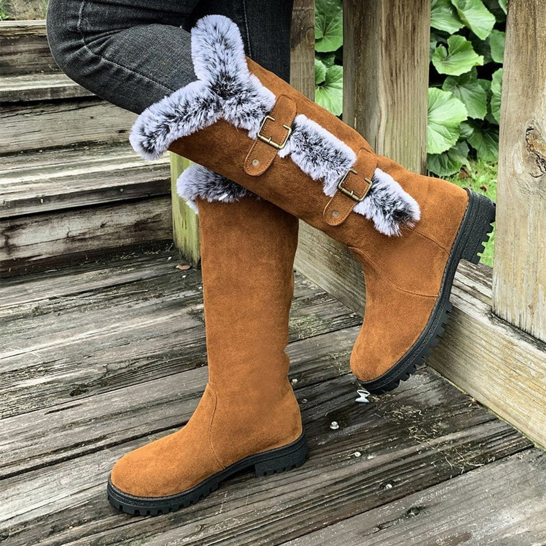 Cognacfarbene Stiefel mit Fellabschluss und doppelten Schnallen seitlich