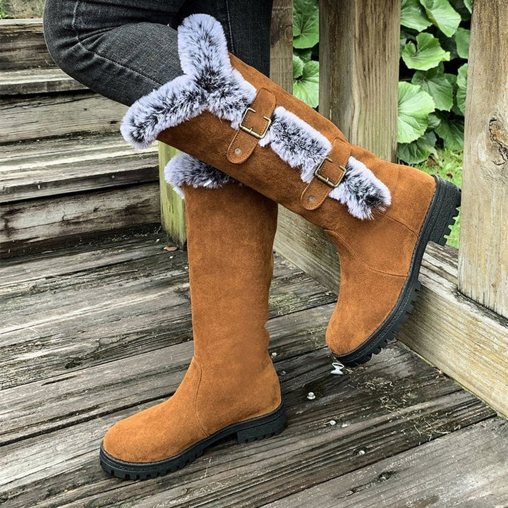 Cognacfarbene Stiefel mit Fellabschluss und doppelten Schnallen seitlich