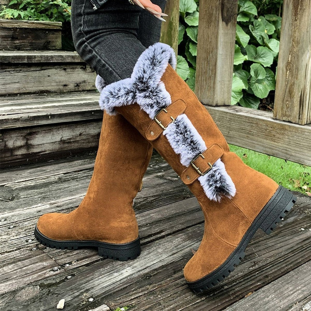 Kniehohe Stiefel in Braun mit Plüschbesatz und goldenen Schnallendetails