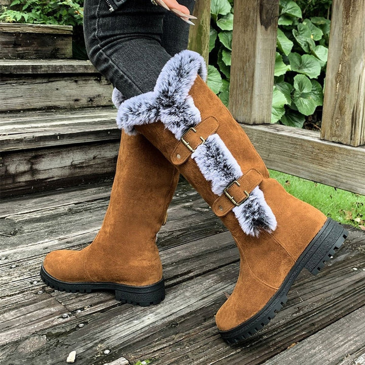 Kniehohe Stiefel in Braun mit Plüschbesatz und goldenen Schnallendetails
