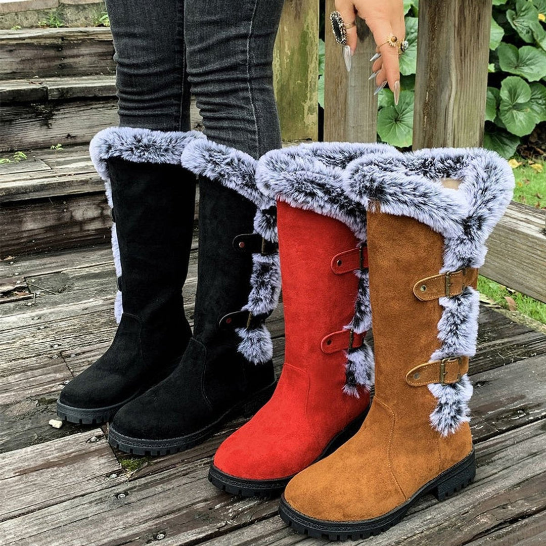 Drei Farbvarianten gefütterter Winterstiefel mit Kunstfellkragen nebeneinander